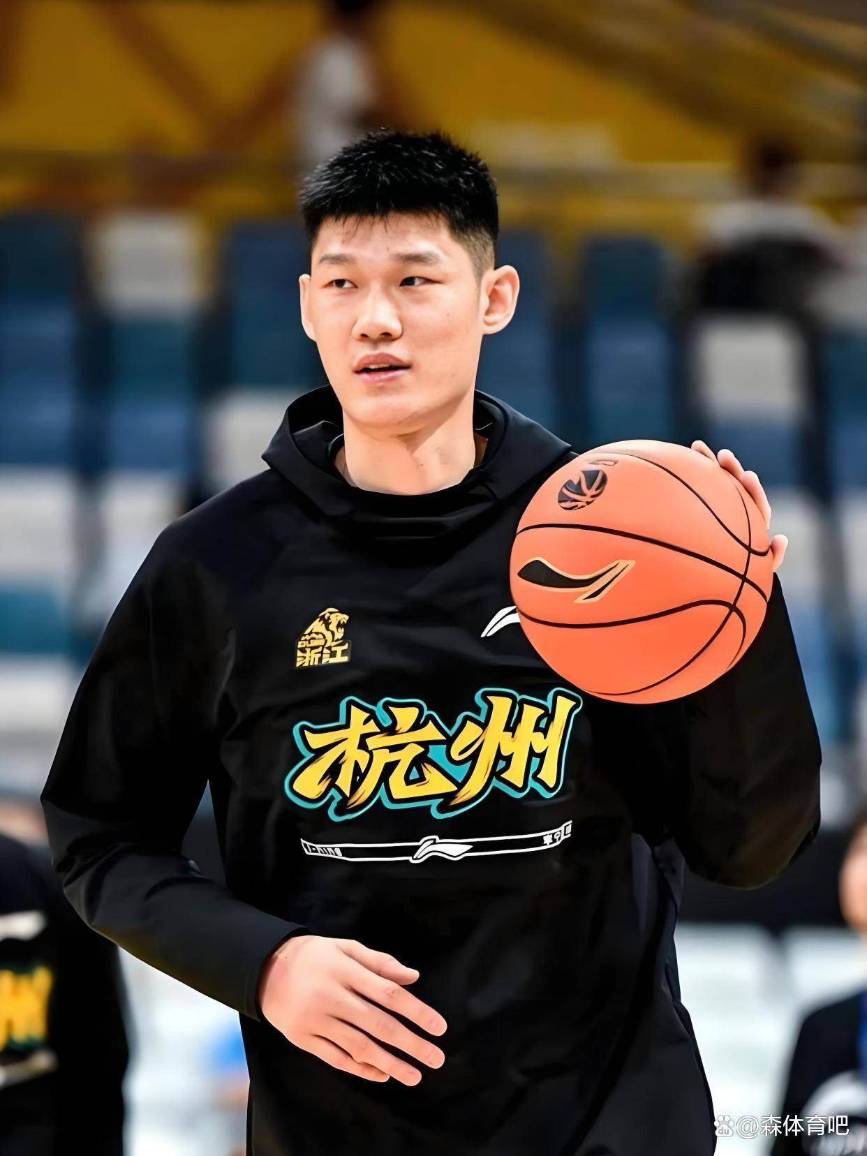 包含今晚广厦男篮备战中超；队长鼓劲细节曝光；目标明确；资深球员宣示担当的词条