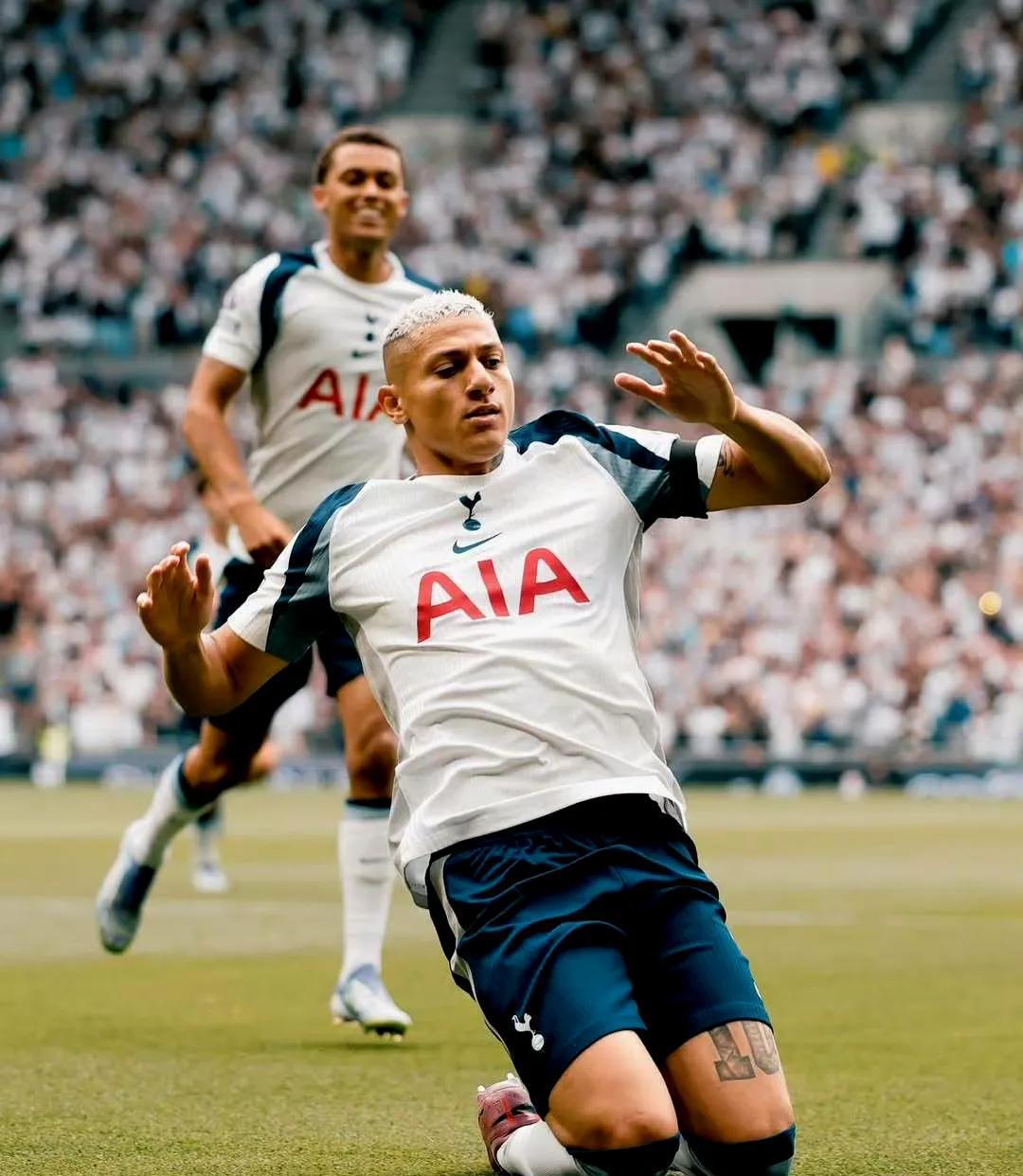 包含赛地聚焦：英超集结日热度飙升，布鲁克林篮网门线救险，球迷炸锅，阵容厚度经受考验的词条